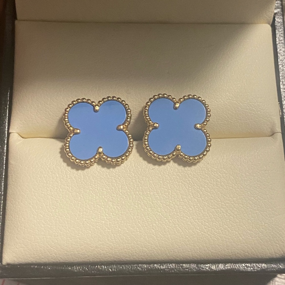 Real 18k saudi gold stud earrings